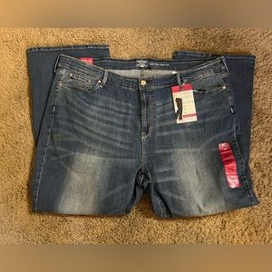 Levi Strauss Signature Mid rise bootcut Woman’s plus Size 26 short